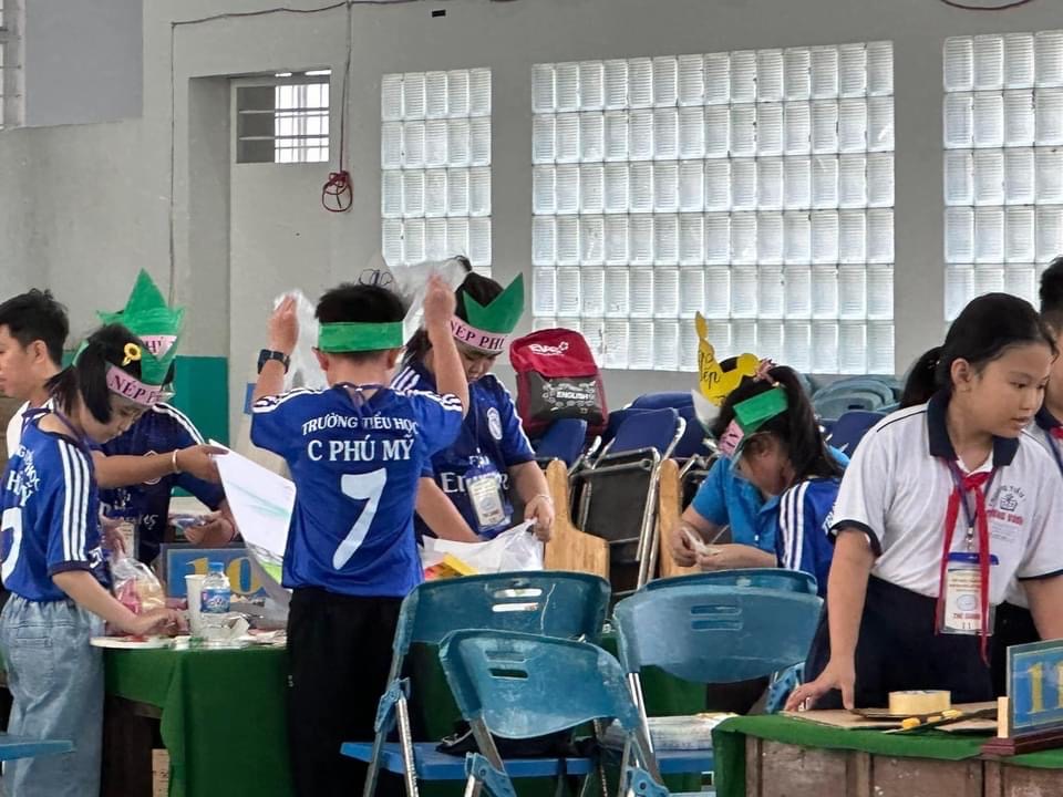 Đội dự thi của trường tiểu học C đang lam các sản phẩm dự thi
