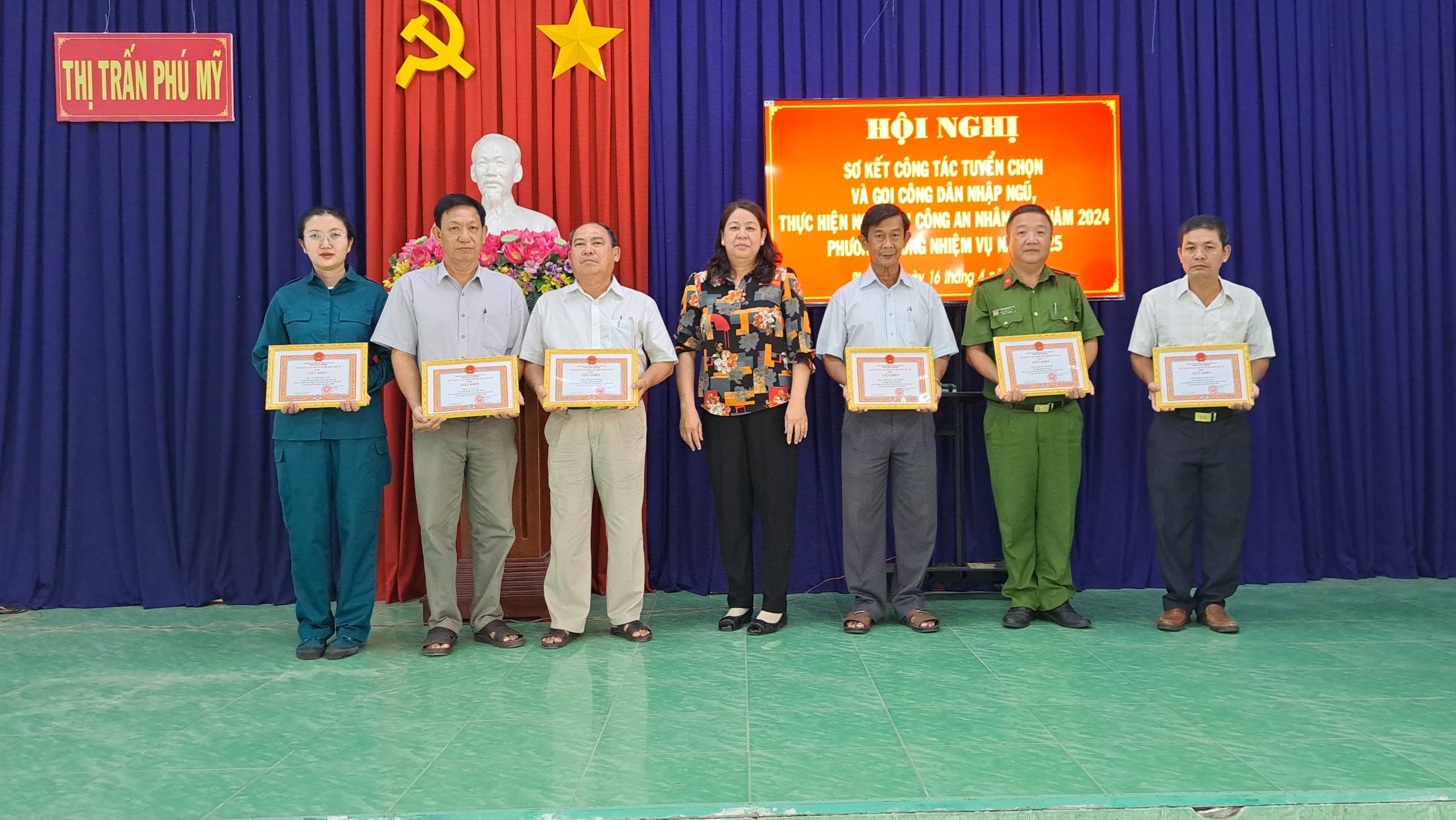 khen thưởng 12 cá nhân