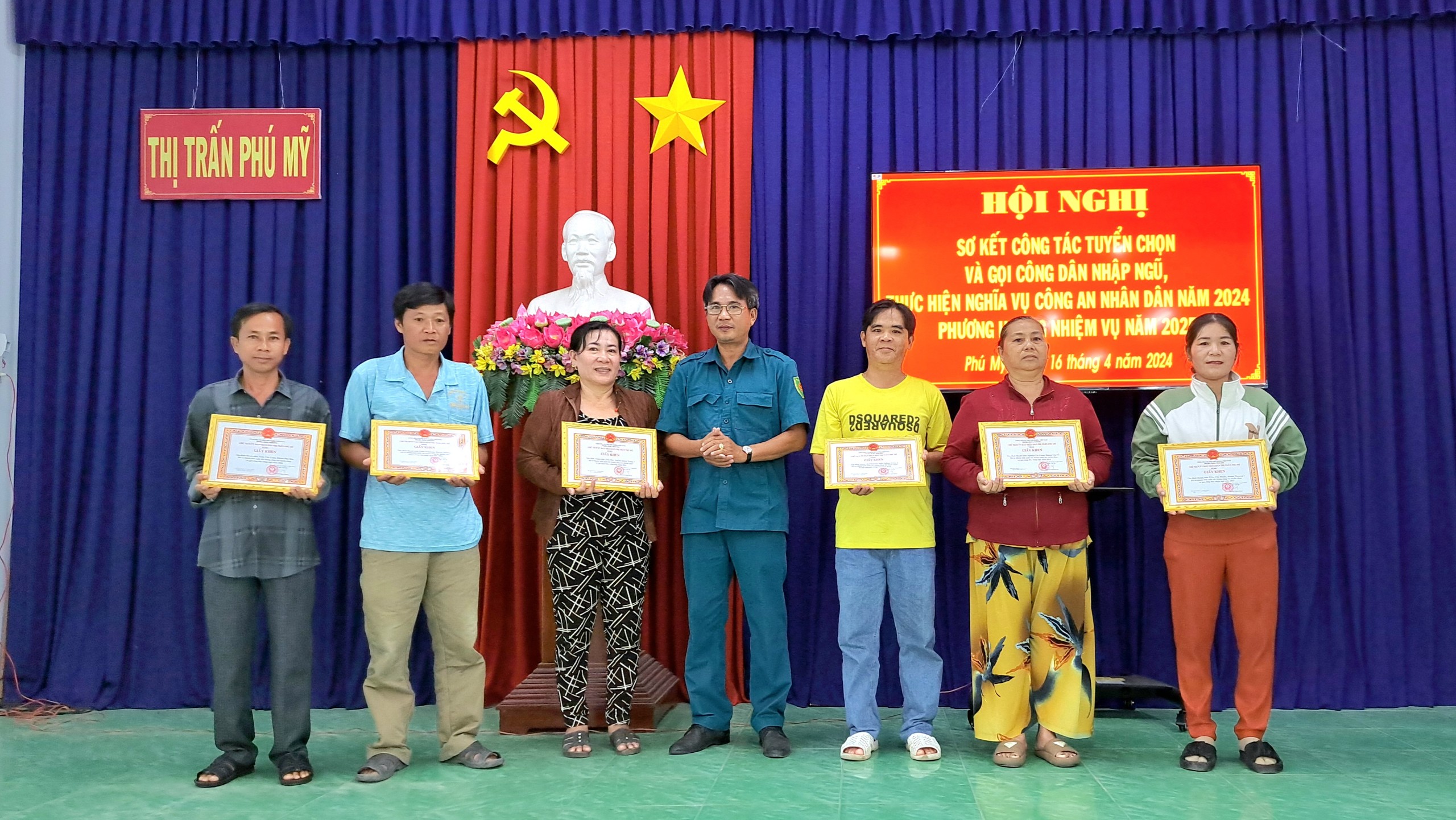 khen thưởng 12 cá nhân